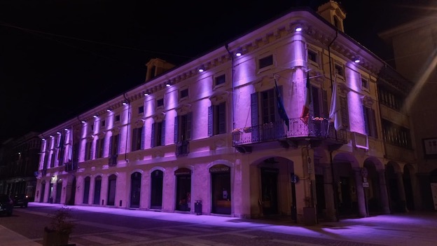 Borgomanero, per tutto marzo Palazzo Tornielli illuminato di viola