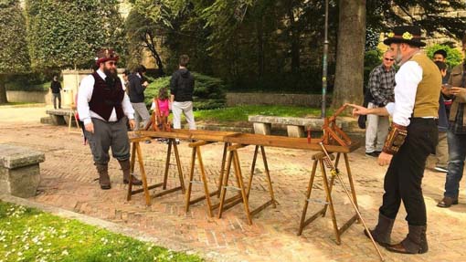 Domenica in piazza San Graziano, giochi in legno della tradizione