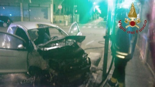 Auto in fiamme dopo incidente stradale all'alba di lunedì