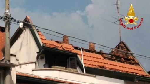 Tetto in fiamme a Pernate: intervento dei vigili del fuoco