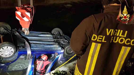 Incidente a Castellazzo Novarese, auto finisce in un canale. Foto