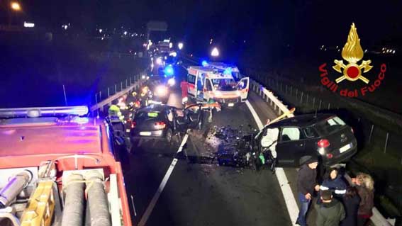 Galliate, frontale fra due auto