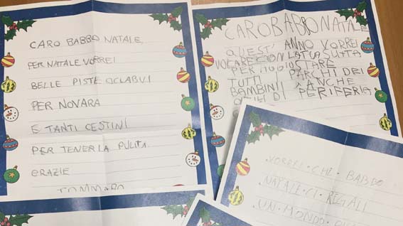 Alunni della primaria scrivono la lettera a Babbo Natale all'Ufficio postale 