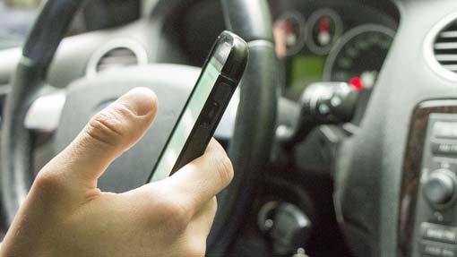 Pattuglie in borghese per sanzionare chi usa il cellulare alla guida
