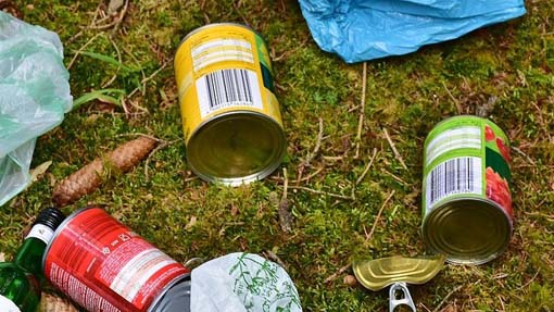 Trecate, abbandona rifiuti e viene identificato: multa