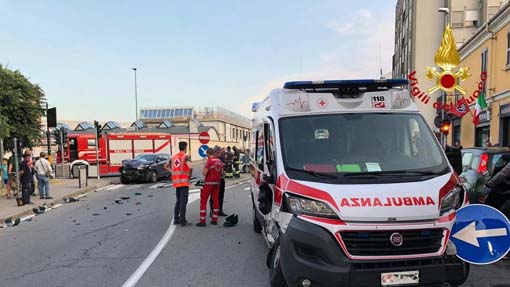 Incidente in corso della Vittoria: coinvolte auto e ambulanza