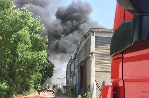Cameri, fiamme in un capannone. Foto