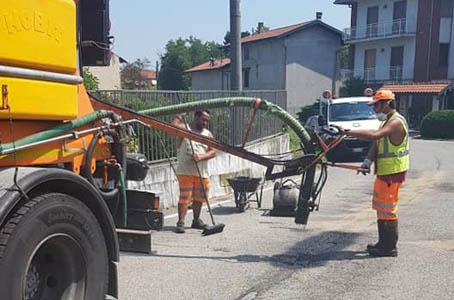 Oleggio, in azione la macchina tappabuche