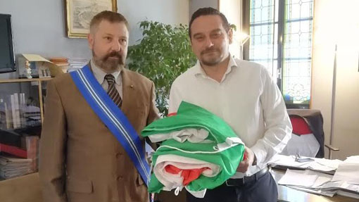 Donate due bandiere tricolori al Comune di Novara