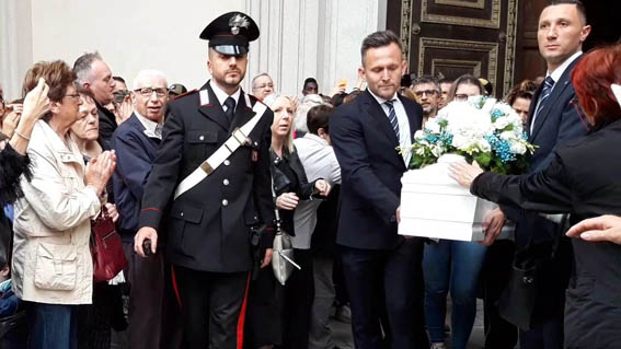 Folla, applausi e palloncini per l'ultimo saluto al piccolo Leonardo. Foto e video