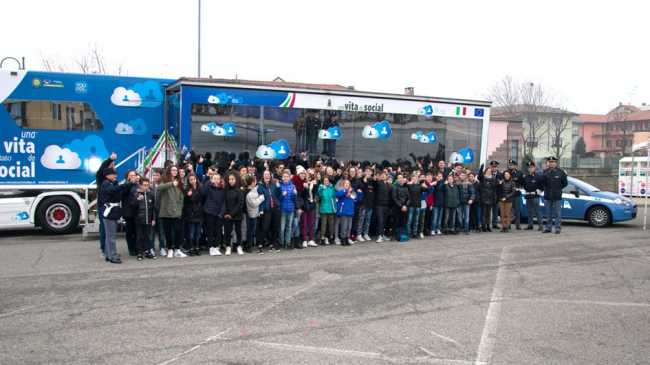 "Una vita da social", lunedì fa tappa a Cameri il truck della Polizia Postale