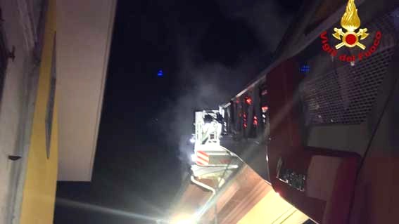 Cameri, tetto in fiamme: intervento dei vigili del fuoco
