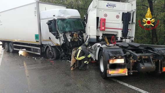 Novara, scontro fra due camion in via Biancalani