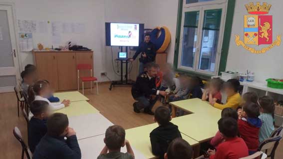 Agenti della Polizia di Stato hanno incontrato i bambini della scuola dell'Infanzia "Galvani"