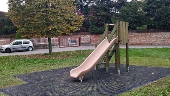 Trecate, nuovi giochi in alcuni parchi cittadini
