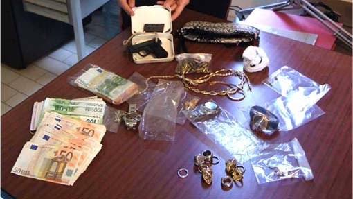 Arrestato latitante: trovato con una pistola rubata, denaro e gioielli