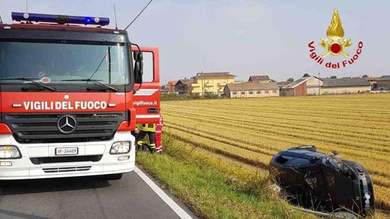 Scontro fra auto a Cameriano, una finisce in una risaia: tre feriti in codice giallo