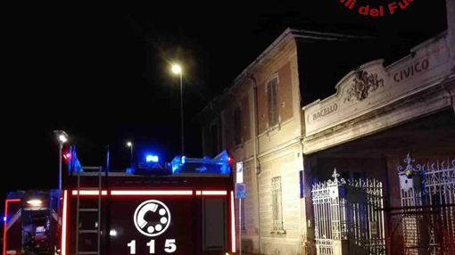 Incendio presso l'ex macello: vigili del fuoco in azione