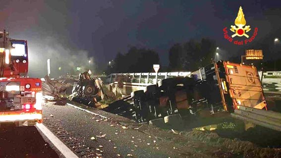 Biandrate, incidente fra mezzi pesanti in A4: due feriti. Foto