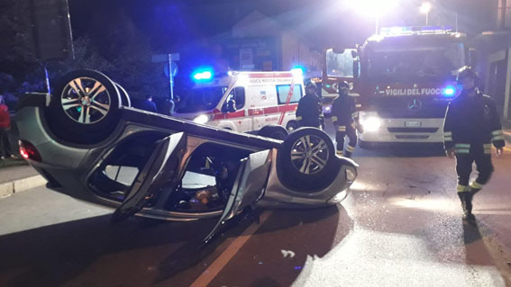 Scontro fra due auto, una si ribalta: una giovane ferita