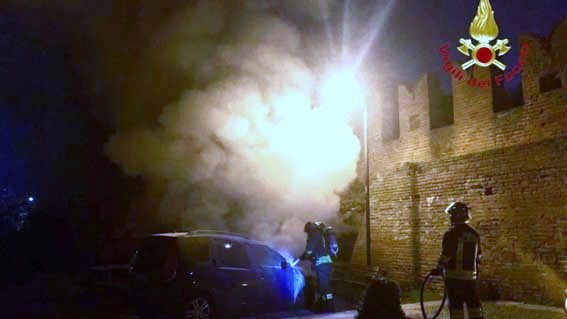 Auto in fiamme a San Nazzaro Sesia