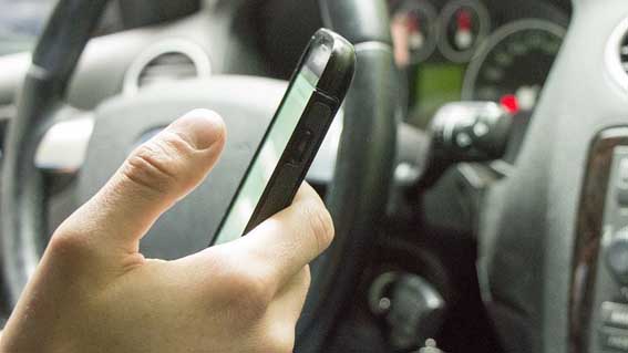 Novara, già 119 le sanzioni per chi guida con il cellulare elevate dalle pattuglie in borghese