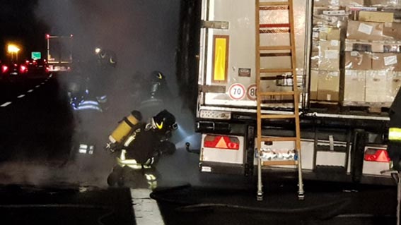 Camion frigo in fiamme sulla A4