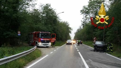 Galliate, scontro fra due auto: un ferito