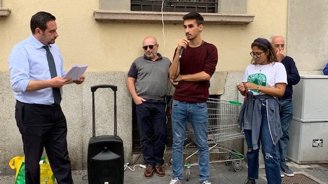 "Fridays for Future": studenti consegnano a sindaco mozione da portare in consiglio