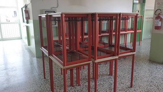 Galliate, consegnati i nuovi banchi e sedie per la scuola