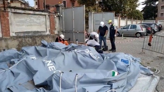 Novara, rimosso il tendone del pre-triage da viale piazza d'Armi dai volontari di Protezione Civile