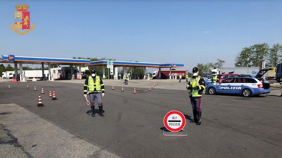 A4: posto di blocco della polizia stradale: controllate 59 persone, 4 sanzionate per essersi spostate senza motivi validi