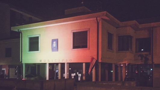 Momo, municipio illuminato con il tricolore