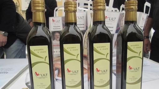 Lilt Novara: l'olio per la campagna sulla prevenzione oncologica donato alle famiglie in difficoltà