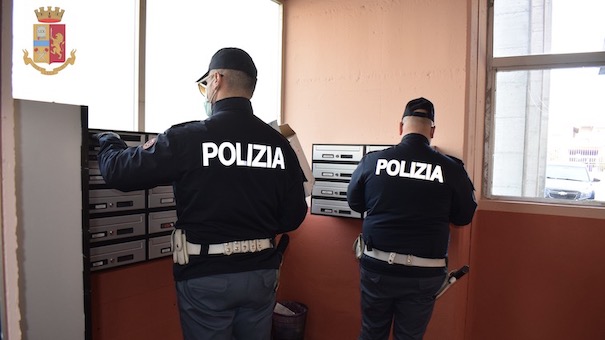 Anche la Polizia di Stato impegnata nella distribuzione di mascherine del Comune