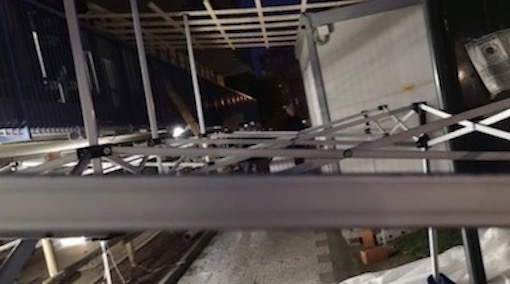 Il forte vento di ieri (martedì), ha sradicato le due tende all'ingresso dell'ospedale