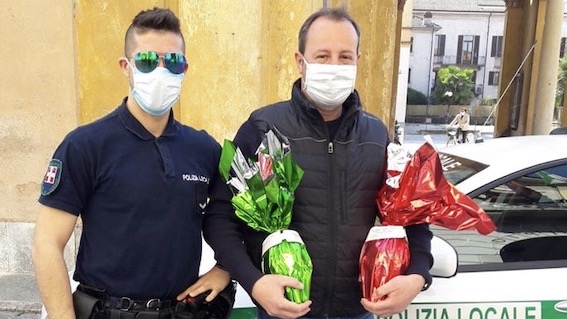 Cerano, la Polizia Locale distribuisce le uova di Pasqua donate dai Carabinieri di Trecate ai bimbi bisognosi