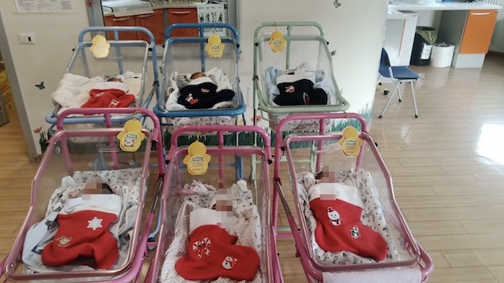 Calze-nanna per i neonati dell'ospedale SS. Trinità di Borgomanero