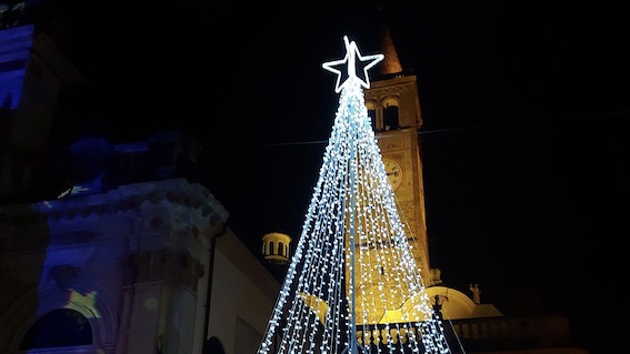 Cerano, accese le luminarie. Presente anche la troupe di una tv francese