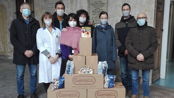 Novara, un dolce dono di Natale per i reparti Covid dell'ospedale dai residenti di via Piave 13