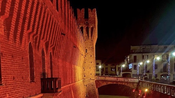  Galliate: Castello e viale illuminati di rosso per la Giornata Mondiale contro l'Aids