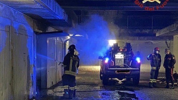 Novara, fiamme in un garage di via Adamello