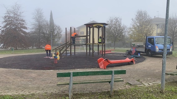 Novara, in corso la sistemazione e la sostituzione dei giochi nelle aree verdi cittadine