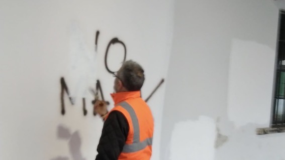 Oleggio, cancellate le scritte con cui erano stati imbrattati alcuni edifici