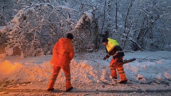 Oltre 90 uomini delle squadre Aib novaresi sono stati al lavoro per l'emergenza neve. Foto