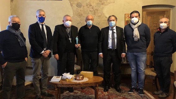 Coldiretti e Confartigianato hanno consegnato al vescovo la statuetta dell'infermiera per il presepe