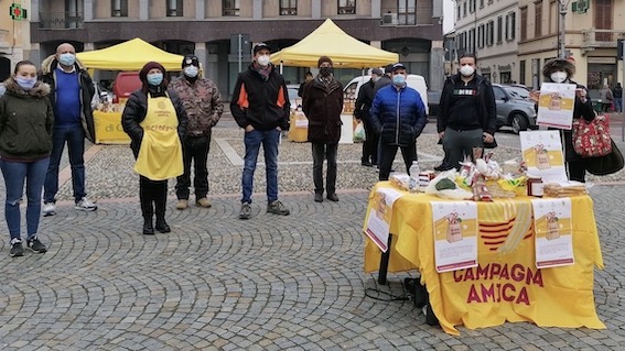 Trecate, grande adesione alla "spesa sospesa" in occasione del mercato di Campagna Amica