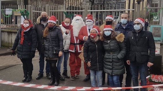 Trecate, doni per i bambini della scuola "Don Milani"