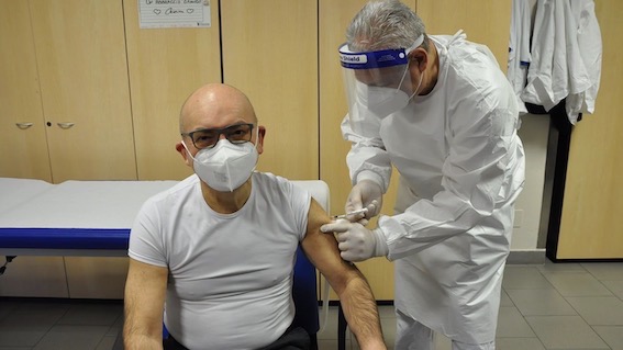 Vaccine Day: all'aou di Novara vaccinati i primi 90 operatori. Foto