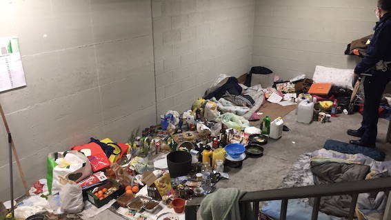 Veveri: sgombrati tre senzatetto nell'area di accesso del parcheggio parco commerciale